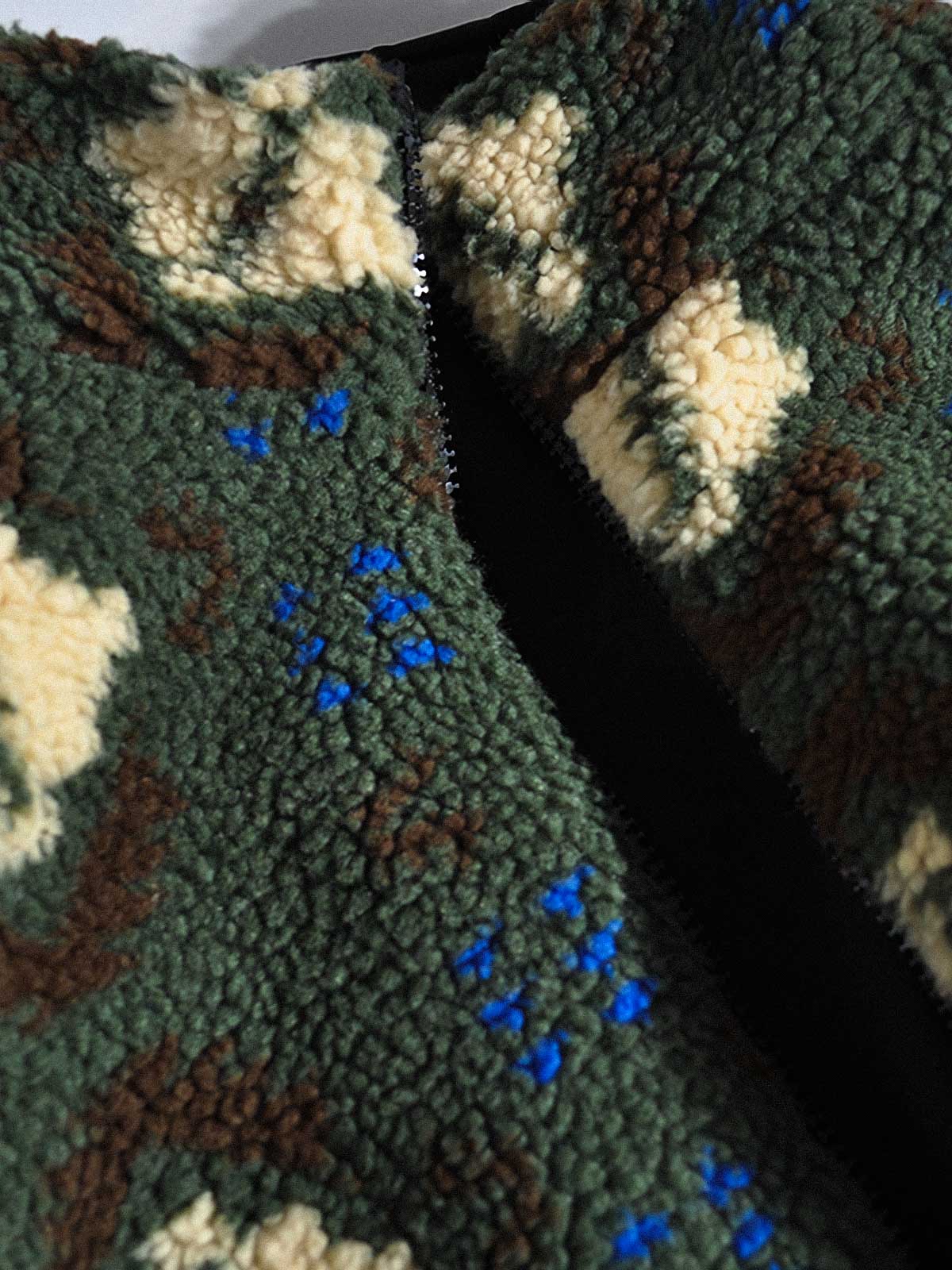 製品画像:
リバーシブルフェイクシアリング中綿ジャケット、アウトドア素材と民族風フェイクシアリングデザインを融合、秋冬の実用的で暖かいアイテム
詳細画像:
民族風フェイクシアリング素材と高密度アウトドア素材のディテールクローズアップ、防風性とデザイン性を兼ね備えたリバーシブルジャケット