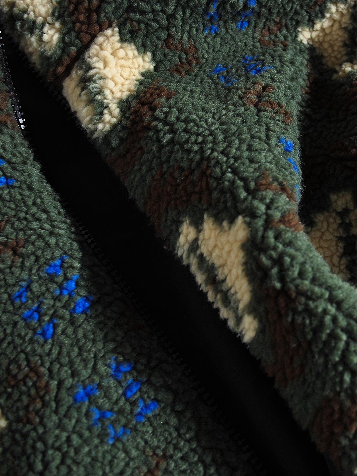 製品画像:
リバーシブルフェイクシアリング中綿ジャケット、アウトドア素材と民族風フェイクシアリングデザインを融合、秋冬の実用的で暖かいアイテム
詳細画像:
民族風フェイクシアリング素材と高密度アウトドア素材のディテールクローズアップ、防風性とデザイン性を兼ね備えたリバーシブルジャケット