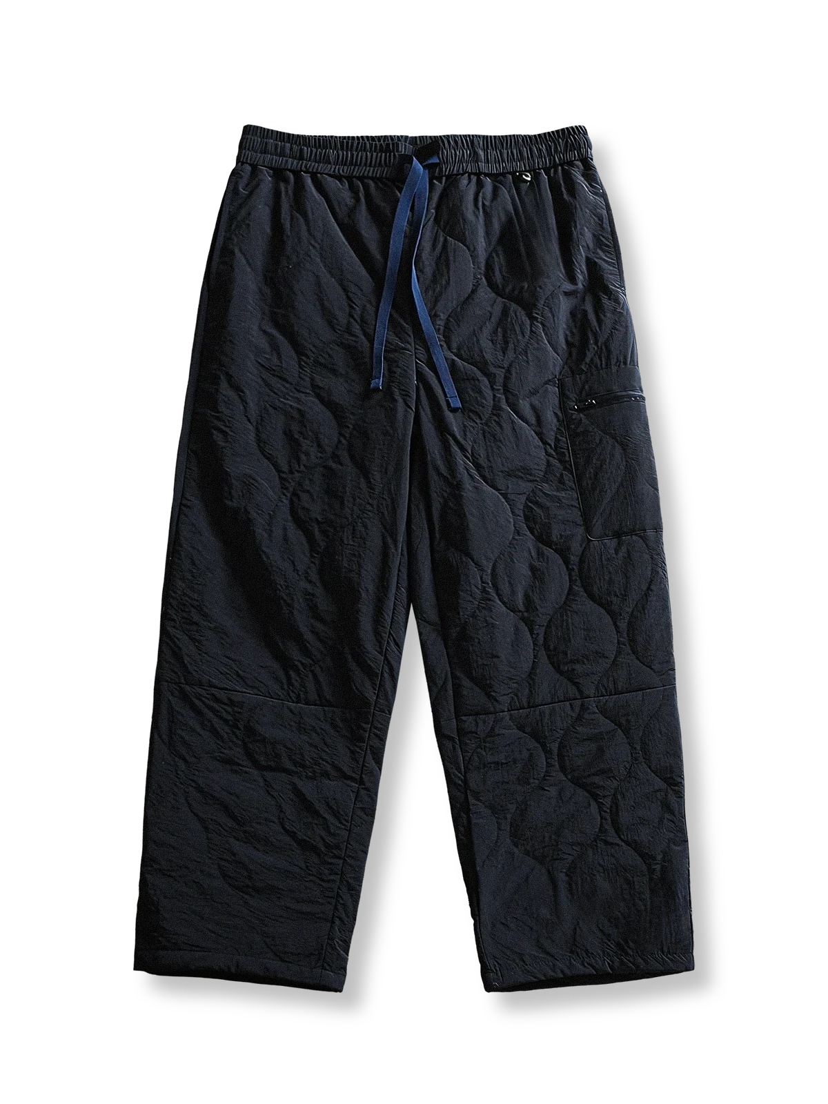 製品画像: 防風・防水機能を備えたキルティング中綿入り保温パンツ全体展示図。冬のアウトドア活動や寒い季節のカジュアルコーディネートに最適な高機能パンツ。
詳細画像: 高反発中綿が使用されたキルティングデザインのディテール。ウエストの伸縮性ゴムとドローコード、裾部分の調節機能で、機能性と快適さを兼ね備えたアウトドアパンツの特徴。