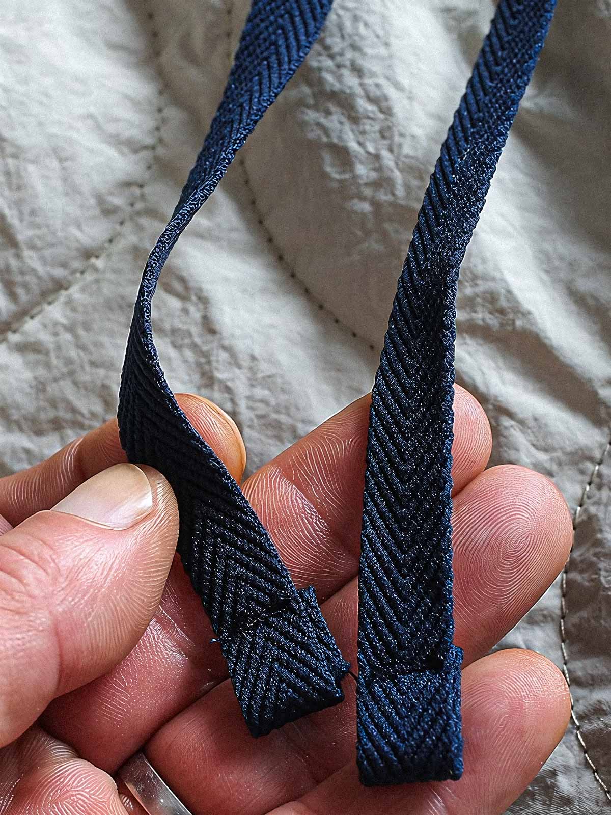 製品画像: 防風・防水機能を備えたキルティング中綿入り保温パンツ全体展示図。冬のアウトドア活動や寒い季節のカジュアルコーディネートに最適な高機能パンツ。
詳細画像: 高反発中綿が使用されたキルティングデザインのディテール。ウエストの伸縮性ゴムとドローコード、裾部分の調節機能で、機能性と快適さを兼ね備えたアウトドアパンツの特徴。