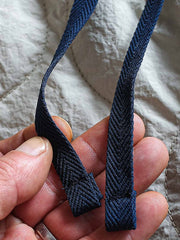 製品画像: 防風・防水機能を備えたキルティング中綿入り保温パンツ全体展示図。冬のアウトドア活動や寒い季節のカジュアルコーディネートに最適な高機能パンツ。
詳細画像: 高反発中綿が使用されたキルティングデザインのディテール。ウエストの伸縮性ゴムとドローコード、裾部分の調節機能で、機能性と快適さを兼ね備えたアウトドアパンツの特徴。