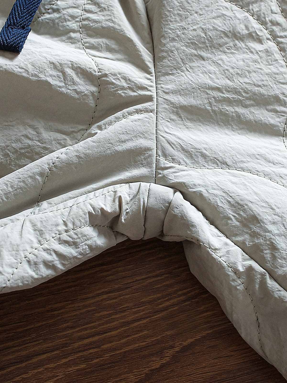 製品画像: 防風・防水機能を備えたキルティング中綿入り保温パンツ全体展示図。冬のアウトドア活動や寒い季節のカジュアルコーディネートに最適な高機能パンツ。
詳細画像: 高反発中綿が使用されたキルティングデザインのディテール。ウエストの伸縮性ゴムとドローコード、裾部分の調節機能で、機能性と快適さを兼ね備えたアウトドアパンツの特徴。