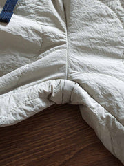 製品画像: 防風・防水機能を備えたキルティング中綿入り保温パンツ全体展示図。冬のアウトドア活動や寒い季節のカジュアルコーディネートに最適な高機能パンツ。
詳細画像: 高反発中綿が使用されたキルティングデザインのディテール。ウエストの伸縮性ゴムとドローコード、裾部分の調節機能で、機能性と快適さを兼ね備えたアウトドアパンツの特徴。