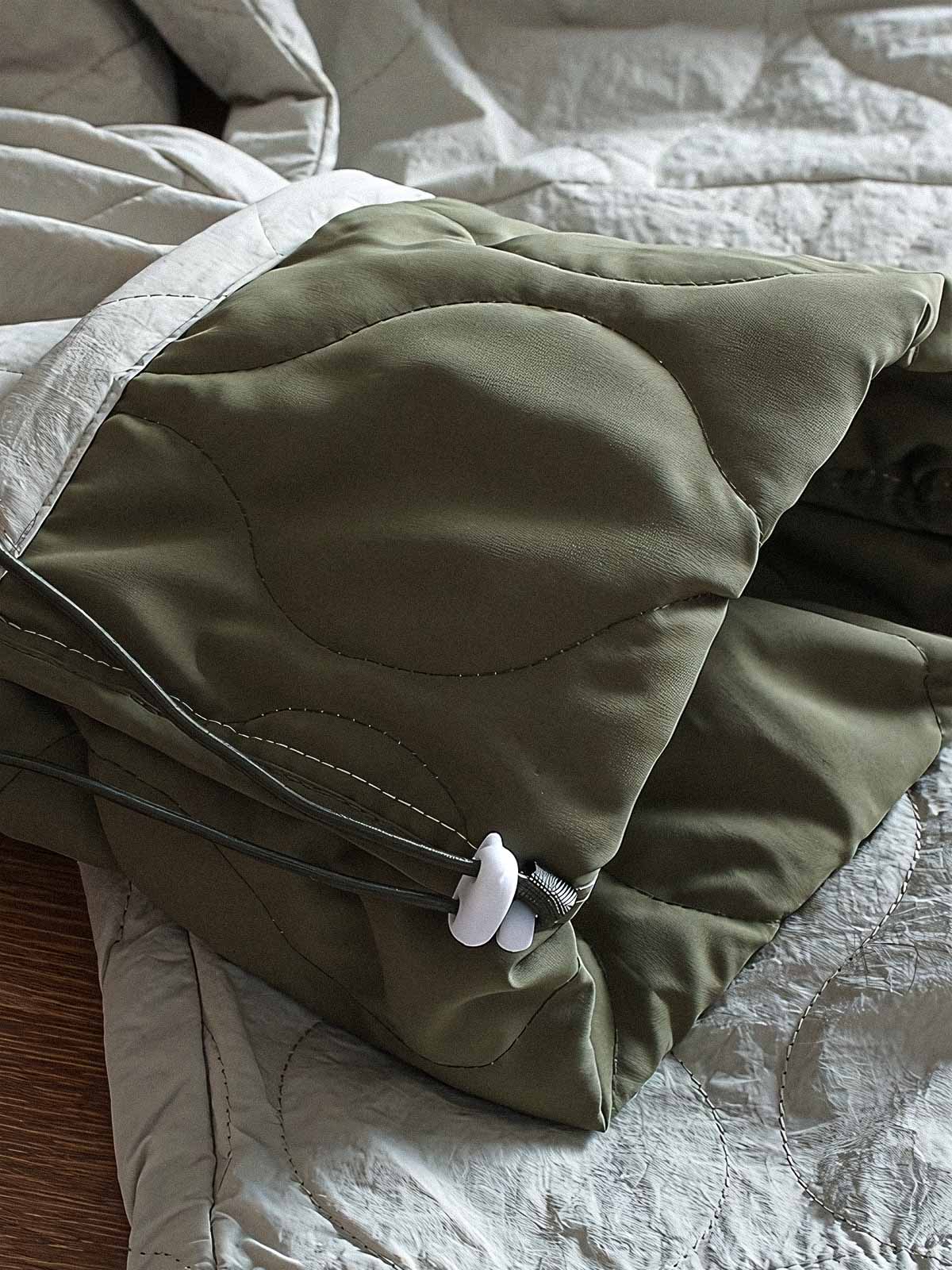 製品画像: 防風・防水機能を備えたキルティング中綿入り保温パンツ全体展示図。冬のアウトドア活動や寒い季節のカジュアルコーディネートに最適な高機能パンツ。
詳細画像: 高反発中綿が使用されたキルティングデザインのディテール。ウエストの伸縮性ゴムとドローコード、裾部分の調節機能で、機能性と快適さを兼ね備えたアウトドアパンツの特徴。