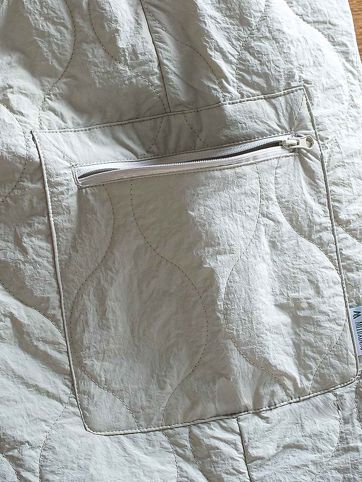 製品画像: 防風・防水機能を備えたキルティング中綿入り保温パンツ全体展示図。冬のアウトドア活動や寒い季節のカジュアルコーディネートに最適な高機能パンツ。
詳細画像: 高反発中綿が使用されたキルティングデザインのディテール。ウエストの伸縮性ゴムとドローコード、裾部分の調節機能で、機能性と快適さを兼ね備えたアウトドアパンツの特徴。