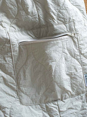 製品画像: 防風・防水機能を備えたキルティング中綿入り保温パンツ全体展示図。冬のアウトドア活動や寒い季節のカジュアルコーディネートに最適な高機能パンツ。
詳細画像: 高反発中綿が使用されたキルティングデザインのディテール。ウエストの伸縮性ゴムとドローコード、裾部分の調節機能で、機能性と快適さを兼ね備えたアウトドアパンツの特徴。