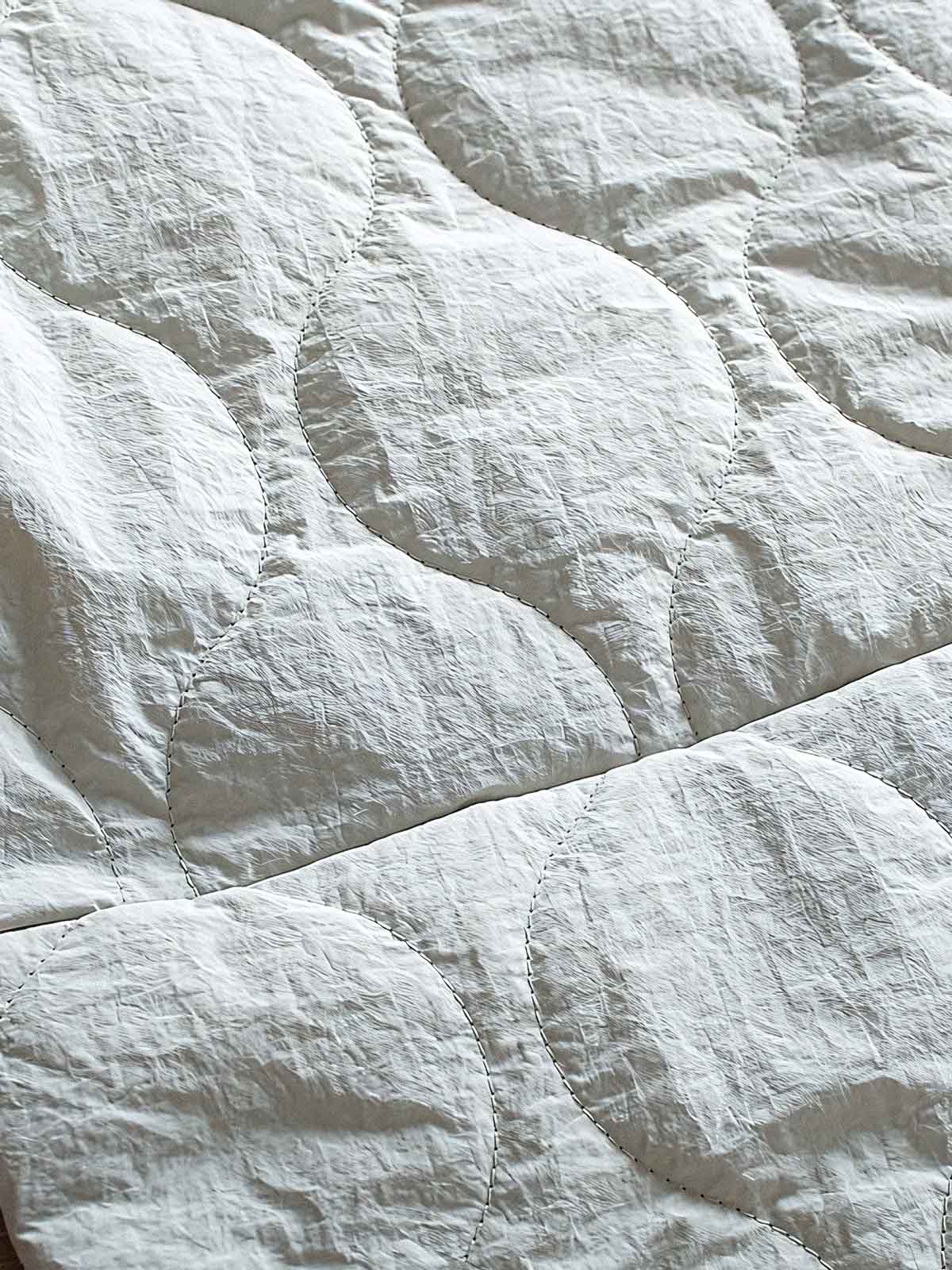 製品画像: 防風・防水機能を備えたキルティング中綿入り保温パンツ全体展示図。冬のアウトドア活動や寒い季節のカジュアルコーディネートに最適な高機能パンツ。
詳細画像: 高反発中綿が使用されたキルティングデザインのディテール。ウエストの伸縮性ゴムとドローコード、裾部分の調節機能で、機能性と快適さを兼ね備えたアウトドアパンツの特徴。