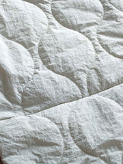 製品画像: 防風・防水機能を備えたキルティング中綿入り保温パンツ全体展示図。冬のアウトドア活動や寒い季節のカジュアルコーディネートに最適な高機能パンツ。
詳細画像: 高反発中綿が使用されたキルティングデザインのディテール。ウエストの伸縮性ゴムとドローコード、裾部分の調節機能で、機能性と快適さを兼ね備えたアウトドアパンツの特徴。