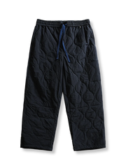 製品画像: 防風・防水機能を備えたキルティング中綿入り保温パンツ全体展示図。冬のアウトドア活動や寒い季節のカジュアルコーディネートに最適な高機能パンツ。
詳細画像: 高反発中綿が使用されたキルティングデザインのディテール。ウエストの伸縮性ゴムとドローコード、裾部分の調節機能で、機能性と快適さを兼ね備えたアウトドアパンツの特徴。