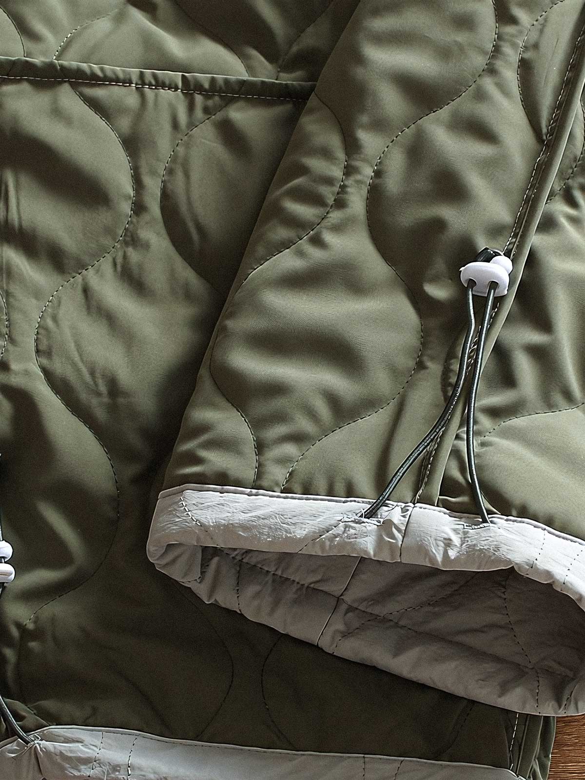 製品画像: 防風・防水機能を備えたキルティング中綿入り保温パンツ全体展示図。冬のアウトドア活動や寒い季節のカジュアルコーディネートに最適な高機能パンツ。
詳細画像: 高反発中綿が使用されたキルティングデザインのディテール。ウエストの伸縮性ゴムとドローコード、裾部分の調節機能で、機能性と快適さを兼ね備えたアウトドアパンツの特徴。