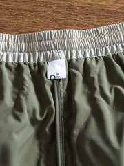 製品画像: 防風・防水機能を備えたキルティング中綿入り保温パンツ全体展示図。冬のアウトドア活動や寒い季節のカジュアルコーディネートに最適な高機能パンツ。
詳細画像: 高反発中綿が使用されたキルティングデザインのディテール。ウエストの伸縮性ゴムとドローコード、裾部分の調節機能で、機能性と快適さを兼ね備えたアウトドアパンツの特徴。