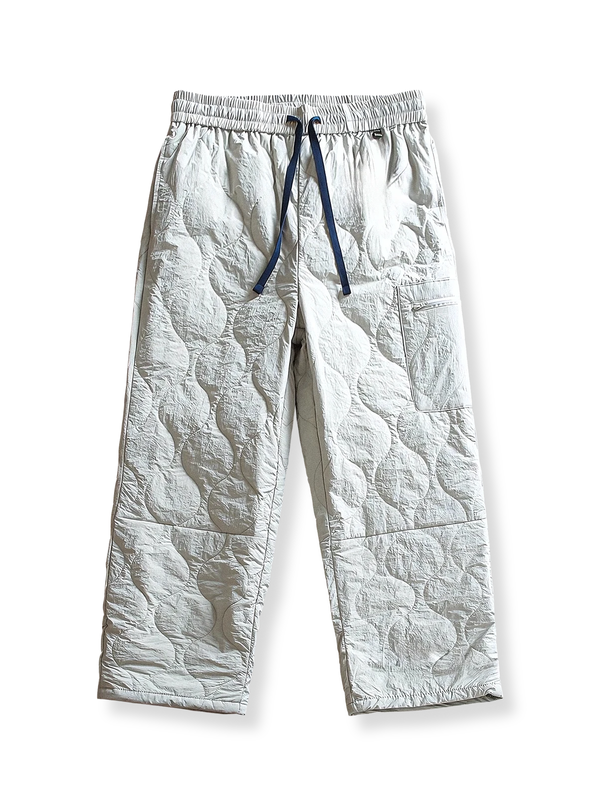 製品画像: 防風・防水機能を備えたキルティング中綿入り保温パンツ全体展示図。冬のアウトドア活動や寒い季節のカジュアルコーディネートに最適な高機能パンツ。
詳細画像: 高反発中綿が使用されたキルティングデザインのディテール。ウエストの伸縮性ゴムとドローコード、裾部分の調節機能で、機能性と快適さを兼ね備えたアウトドアパンツの特徴。