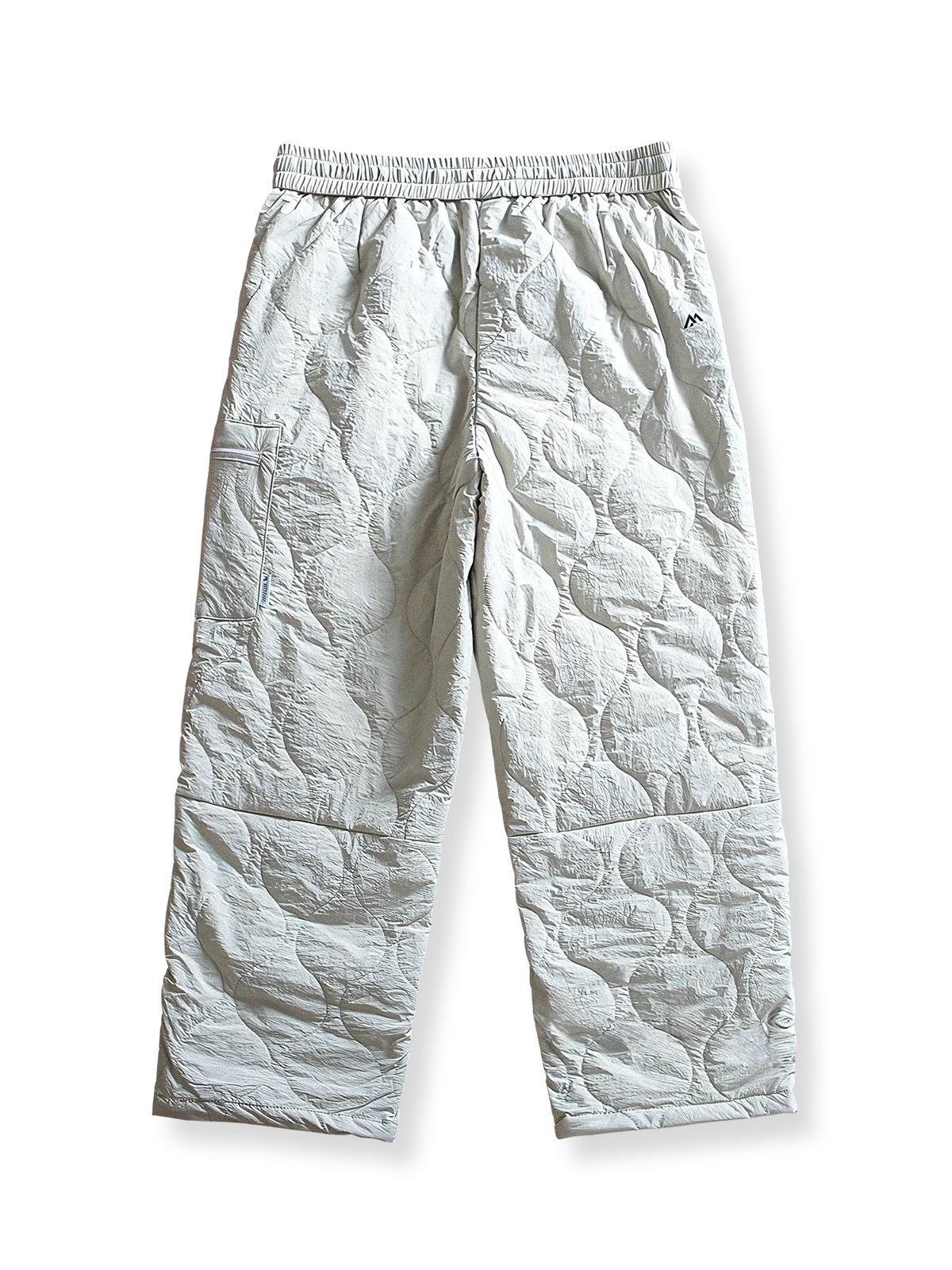 製品画像: 防風・防水機能を備えたキルティング中綿入り保温パンツ全体展示図。冬のアウトドア活動や寒い季節のカジュアルコーディネートに最適な高機能パンツ。
詳細画像: 高反発中綿が使用されたキルティングデザインのディテール。ウエストの伸縮性ゴムとドローコード、裾部分の調節機能で、機能性と快適さを兼ね備えたアウトドアパンツの特徴。