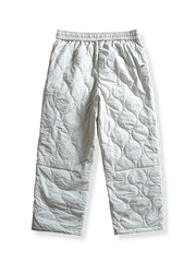 製品画像: 防風・防水機能を備えたキルティング中綿入り保温パンツ全体展示図。冬のアウトドア活動や寒い季節のカジュアルコーディネートに最適な高機能パンツ。
詳細画像: 高反発中綿が使用されたキルティングデザインのディテール。ウエストの伸縮性ゴムとドローコード、裾部分の調節機能で、機能性と快適さを兼ね備えたアウトドアパンツの特徴。