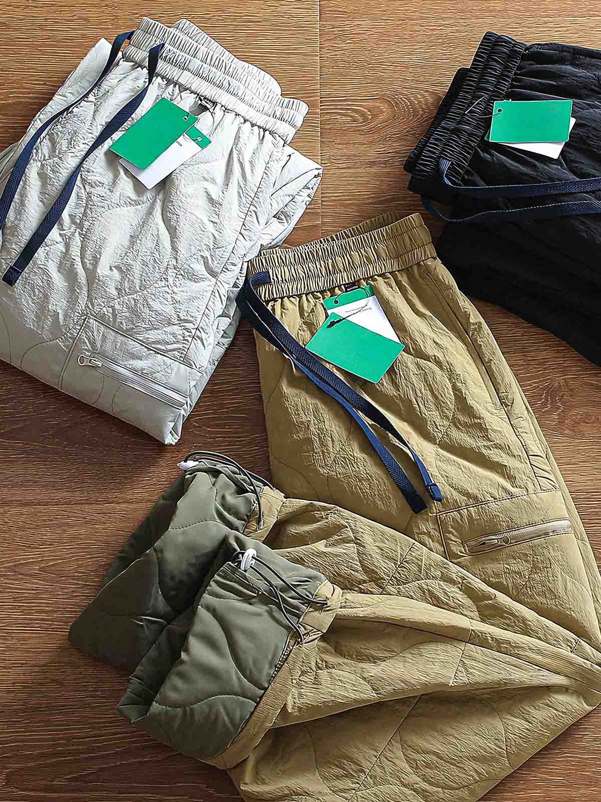 製品画像: 防風・防水機能を備えたキルティング中綿入り保温パンツ全体展示図。冬のアウトドア活動や寒い季節のカジュアルコーディネートに最適な高機能パンツ。
詳細画像: 高反発中綿が使用されたキルティングデザインのディテール。ウエストの伸縮性ゴムとドローコード、裾部分の調節機能で、機能性と快適さを兼ね備えたアウトドアパンツの特徴。