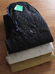 製品画像: 防風・防水機能を備えたキルティング中綿入り保温パンツ全体展示図。冬のアウトドア活動や寒い季節のカジュアルコーディネートに最適な高機能パンツ。
詳細画像: 高反発中綿が使用されたキルティングデザインのディテール。ウエストの伸縮性ゴムとドローコード、裾部分の調節機能で、機能性と快適さを兼ね備えたアウトドアパンツの特徴。