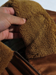 製品画像代替テキスト
フェイクスエード裏起毛ハンティングジャケット、アメリカンヴィンテージスタイルのデザイン。シープスキンライニングとフェイクムートン襟が特徴の秋冬アウター。カーキやブラックのカラー展開。
詳細画像代替テキスト
フェイクスエード裏起毛素材とシープスキンライニングのディテール。フェイクムートン襟とリブ編みの裾、ヴィンテージ感漂うデザイン。機能性とデザイン性を兼ね備えた大きなフラップポケット。