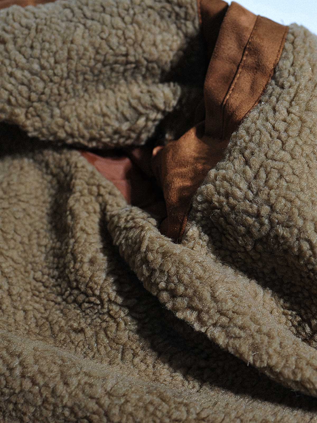 製品画像代替テキスト
フェイクスエード裏起毛ハンティングジャケット、アメリカンヴィンテージスタイルのデザイン。シープスキンライニングとフェイクムートン襟が特徴の秋冬アウター。カーキやブラックのカラー展開。
詳細画像代替テキスト
フェイクスエード裏起毛素材とシープスキンライニングのディテール。フェイクムートン襟とリブ編みの裾、ヴィンテージ感漂うデザイン。機能性とデザイン性を兼ね備えた大きなフラップポケット。