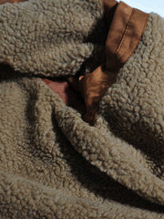 製品画像代替テキスト
フェイクスエード裏起毛ハンティングジャケット、アメリカンヴィンテージスタイルのデザイン。シープスキンライニングとフェイクムートン襟が特徴の秋冬アウター。カーキやブラックのカラー展開。
詳細画像代替テキスト
フェイクスエード裏起毛素材とシープスキンライニングのディテール。フェイクムートン襟とリブ編みの裾、ヴィンテージ感漂うデザイン。機能性とデザイン性を兼ね備えた大きなフラップポケット。