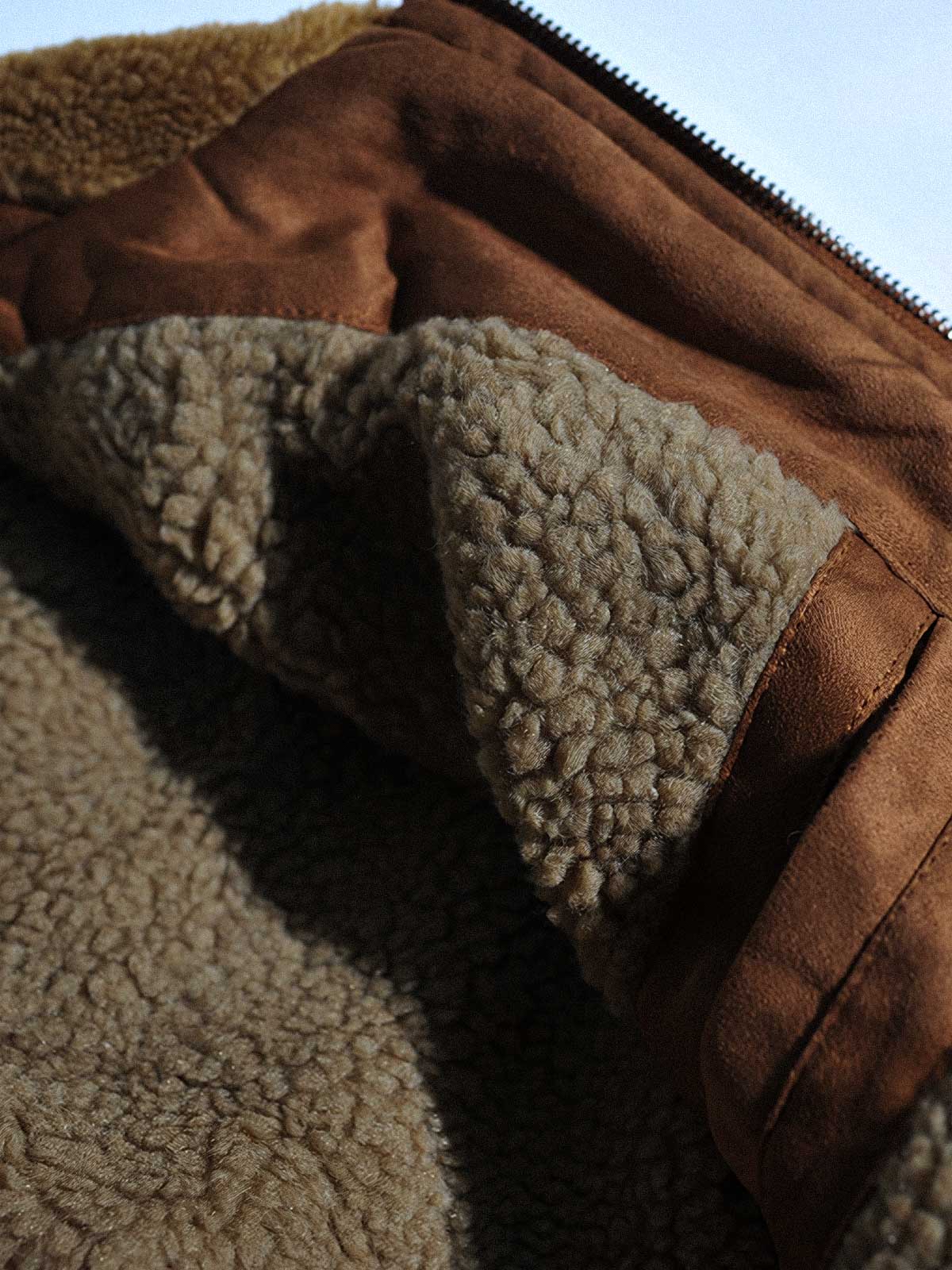 製品画像代替テキスト
フェイクスエード裏起毛ハンティングジャケット、アメリカンヴィンテージスタイルのデザイン。シープスキンライニングとフェイクムートン襟が特徴の秋冬アウター。カーキやブラックのカラー展開。
詳細画像代替テキスト
フェイクスエード裏起毛素材とシープスキンライニングのディテール。フェイクムートン襟とリブ編みの裾、ヴィンテージ感漂うデザイン。機能性とデザイン性を兼ね備えた大きなフラップポケット。