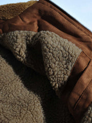 製品画像代替テキスト
フェイクスエード裏起毛ハンティングジャケット、アメリカンヴィンテージスタイルのデザイン。シープスキンライニングとフェイクムートン襟が特徴の秋冬アウター。カーキやブラックのカラー展開。
詳細画像代替テキスト
フェイクスエード裏起毛素材とシープスキンライニングのディテール。フェイクムートン襟とリブ編みの裾、ヴィンテージ感漂うデザイン。機能性とデザイン性を兼ね備えた大きなフラップポケット。