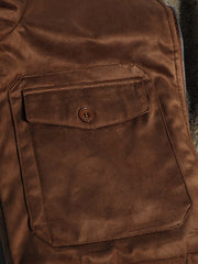 製品画像代替テキスト
フェイクスエード裏起毛ハンティングジャケット、アメリカンヴィンテージスタイルのデザイン。シープスキンライニングとフェイクムートン襟が特徴の秋冬アウター。カーキやブラックのカラー展開。
詳細画像代替テキスト
フェイクスエード裏起毛素材とシープスキンライニングのディテール。フェイクムートン襟とリブ編みの裾、ヴィンテージ感漂うデザイン。機能性とデザイン性を兼ね備えた大きなフラップポケット。