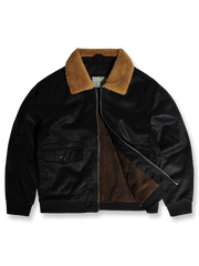 製品画像代替テキスト
フェイクスエード裏起毛ハンティングジャケット、アメリカンヴィンテージスタイルのデザイン。シープスキンライニングとフェイクムートン襟が特徴の秋冬アウター。カーキやブラックのカラー展開。
詳細画像代替テキスト
フェイクスエード裏起毛素材とシープスキンライニングのディテール。フェイクムートン襟とリブ編みの裾、ヴィンテージ感漂うデザイン。機能性とデザイン性を兼ね備えた大きなフラップポケット。