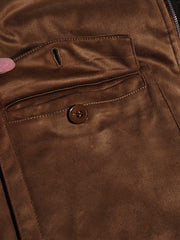 製品画像代替テキスト
フェイクスエード裏起毛ハンティングジャケット、アメリカンヴィンテージスタイルのデザイン。シープスキンライニングとフェイクムートン襟が特徴の秋冬アウター。カーキやブラックのカラー展開。
詳細画像代替テキスト
フェイクスエード裏起毛素材とシープスキンライニングのディテール。フェイクムートン襟とリブ編みの裾、ヴィンテージ感漂うデザイン。機能性とデザイン性を兼ね備えた大きなフラップポケット。