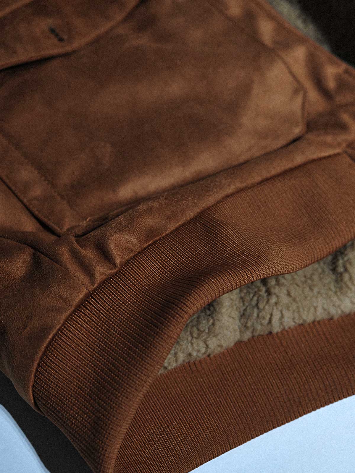 製品画像代替テキスト
フェイクスエード裏起毛ハンティングジャケット、アメリカンヴィンテージスタイルのデザイン。シープスキンライニングとフェイクムートン襟が特徴の秋冬アウター。カーキやブラックのカラー展開。
詳細画像代替テキスト
フェイクスエード裏起毛素材とシープスキンライニングのディテール。フェイクムートン襟とリブ編みの裾、ヴィンテージ感漂うデザイン。機能性とデザイン性を兼ね備えた大きなフラップポケット。