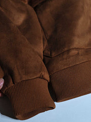 製品画像代替テキスト
フェイクスエード裏起毛ハンティングジャケット、アメリカンヴィンテージスタイルのデザイン。シープスキンライニングとフェイクムートン襟が特徴の秋冬アウター。カーキやブラックのカラー展開。
詳細画像代替テキスト
フェイクスエード裏起毛素材とシープスキンライニングのディテール。フェイクムートン襟とリブ編みの裾、ヴィンテージ感漂うデザイン。機能性とデザイン性を兼ね備えた大きなフラップポケット。