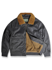 製品画像代替テキスト
フェイクスエード裏起毛ハンティングジャケット、アメリカンヴィンテージスタイルのデザイン。シープスキンライニングとフェイクムートン襟が特徴の秋冬アウター。カーキやブラックのカラー展開。
詳細画像代替テキスト
フェイクスエード裏起毛素材とシープスキンライニングのディテール。フェイクムートン襟とリブ編みの裾、ヴィンテージ感漂うデザイン。機能性とデザイン性を兼ね備えた大きなフラップポケット。