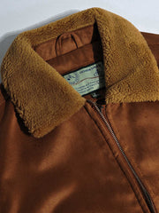 製品画像代替テキスト
フェイクスエード裏起毛ハンティングジャケット、アメリカンヴィンテージスタイルのデザイン。シープスキンライニングとフェイクムートン襟が特徴の秋冬アウター。カーキやブラックのカラー展開。
詳細画像代替テキスト
フェイクスエード裏起毛素材とシープスキンライニングのディテール。フェイクムートン襟とリブ編みの裾、ヴィンテージ感漂うデザイン。機能性とデザイン性を兼ね備えた大きなフラップポケット。