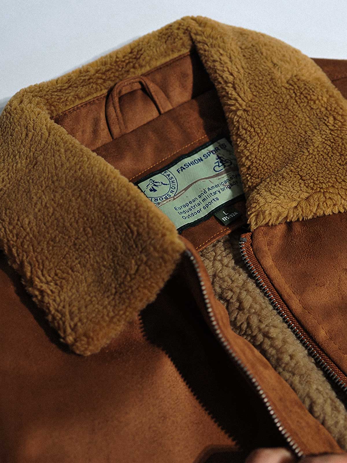 製品画像代替テキスト
フェイクスエード裏起毛ハンティングジャケット、アメリカンヴィンテージスタイルのデザイン。シープスキンライニングとフェイクムートン襟が特徴の秋冬アウター。カーキやブラックのカラー展開。
詳細画像代替テキスト
フェイクスエード裏起毛素材とシープスキンライニングのディテール。フェイクムートン襟とリブ編みの裾、ヴィンテージ感漂うデザイン。機能性とデザイン性を兼ね備えた大きなフラップポケット。