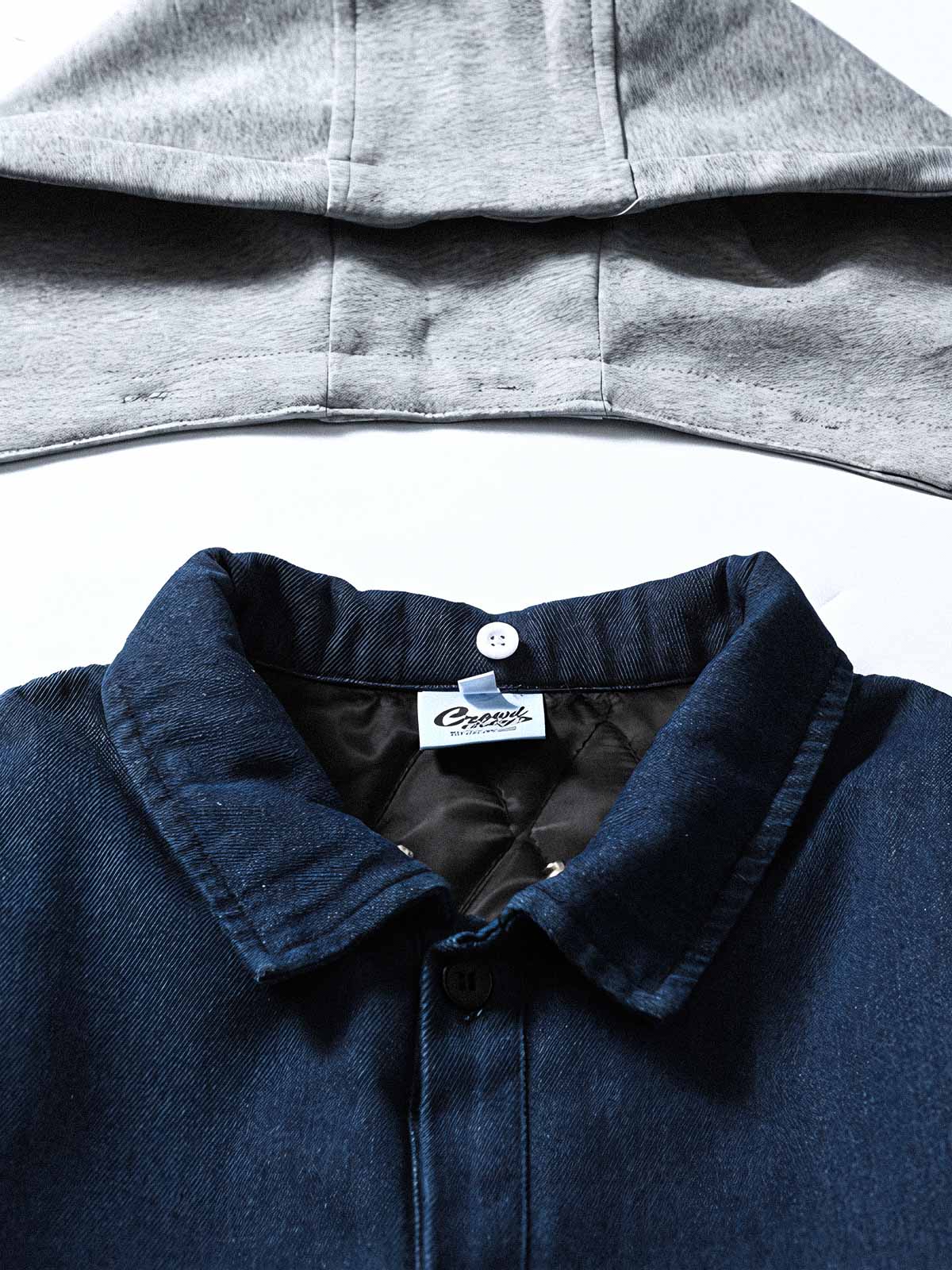 製品画像代替テキスト
フード付きウォッシュドデニム中綿ジャケット、ヴィンテージ風デザインの全体画像。多ポケットデザイン、グレーのフードとウォッシュドデニムの質感が際立つ秋冬ジャケット。
詳細画像代替テキスト
ウォッシュドデニムの質感を強調したフード付き中綿ジャケットのディテール。多ポケットデザインとフード部分のヴィンテージ感、質感にこだわった作り。