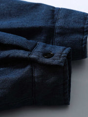 製品画像代替テキスト
フード付きウォッシュドデニム中綿ジャケット、ヴィンテージ風デザインの全体画像。多ポケットデザイン、グレーのフードとウォッシュドデニムの質感が際立つ秋冬ジャケット。
詳細画像代替テキスト
ウォッシュドデニムの質感を強調したフード付き中綿ジャケットのディテール。多ポケットデザインとフード部分のヴィンテージ感、質感にこだわった作り。