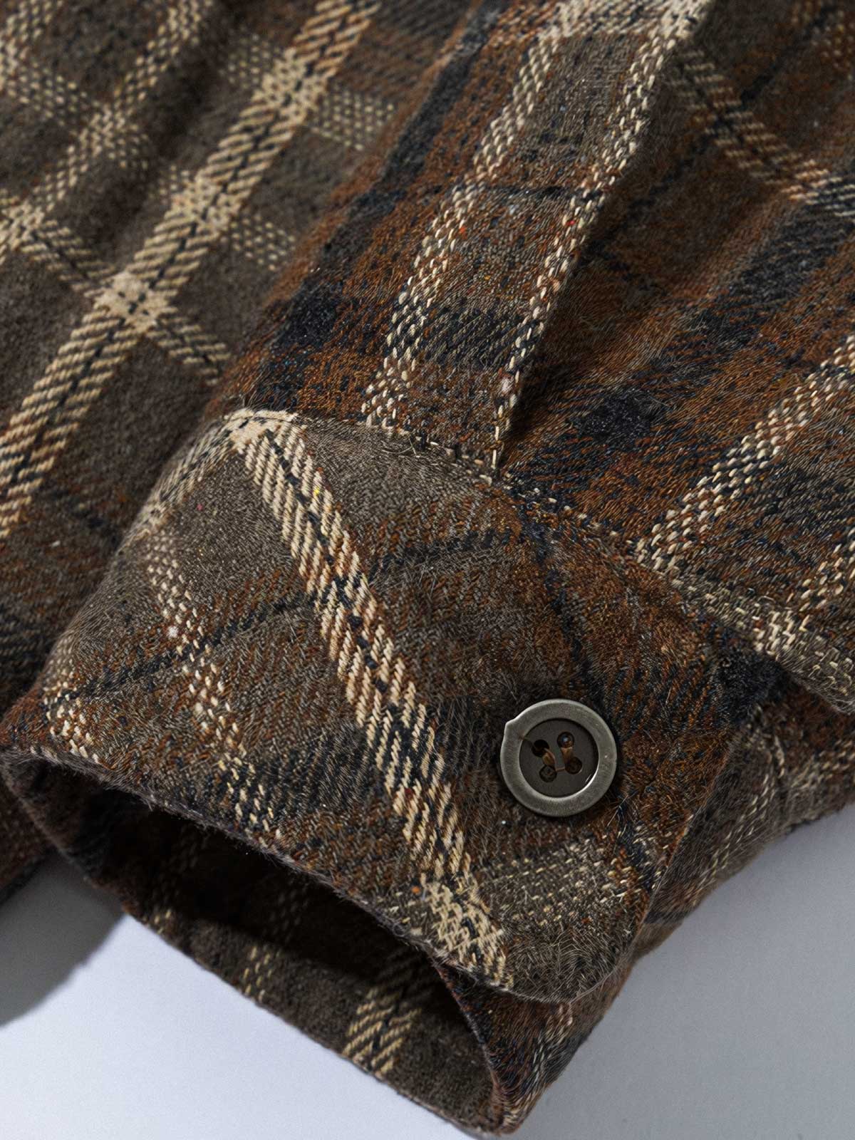 製品画像: レトロなチェック柄とフード付きデザインが特徴的な中綿ジャケットの正面全景。ウール調素材が暖かさと快適さを兼ね備えた秋冬に最適なアイテム。リラックスしたフィット感で、ワークスタイルにもぴったり。
詳細画像: フードデザインと胸元のポケットディテールが際立つチェック柄中綿ジャケット。柔らかなウール調素材が視覚的に立体感を持ちながらも、肌触りが良く、秋冬のコーディネートに最適な暖かい質感。