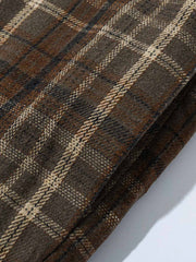 製品画像: レトロなチェック柄とフード付きデザインが特徴的な中綿ジャケットの正面全景。ウール調素材が暖かさと快適さを兼ね備えた秋冬に最適なアイテム。リラックスしたフィット感で、ワークスタイルにもぴったり。
詳細画像: フードデザインと胸元のポケットディテールが際立つチェック柄中綿ジャケット。柔らかなウール調素材が視覚的に立体感を持ちながらも、肌触りが良く、秋冬のコーディネートに最適な暖かい質感。