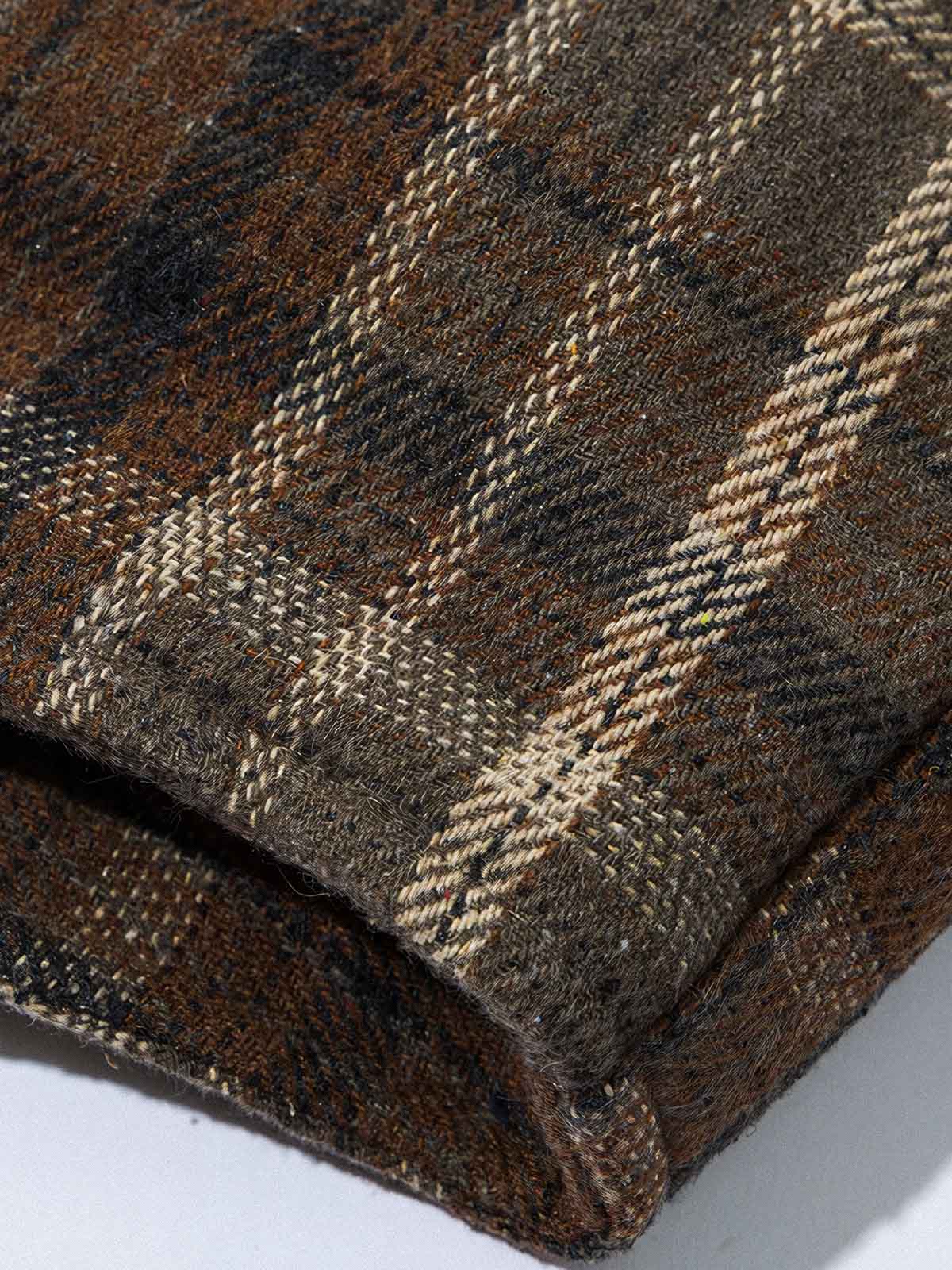 製品画像: レトロなチェック柄とフード付きデザインが特徴的な中綿ジャケットの正面全景。ウール調素材が暖かさと快適さを兼ね備えた秋冬に最適なアイテム。リラックスしたフィット感で、ワークスタイルにもぴったり。
詳細画像: フードデザインと胸元のポケットディテールが際立つチェック柄中綿ジャケット。柔らかなウール調素材が視覚的に立体感を持ちながらも、肌触りが良く、秋冬のコーディネートに最適な暖かい質感。