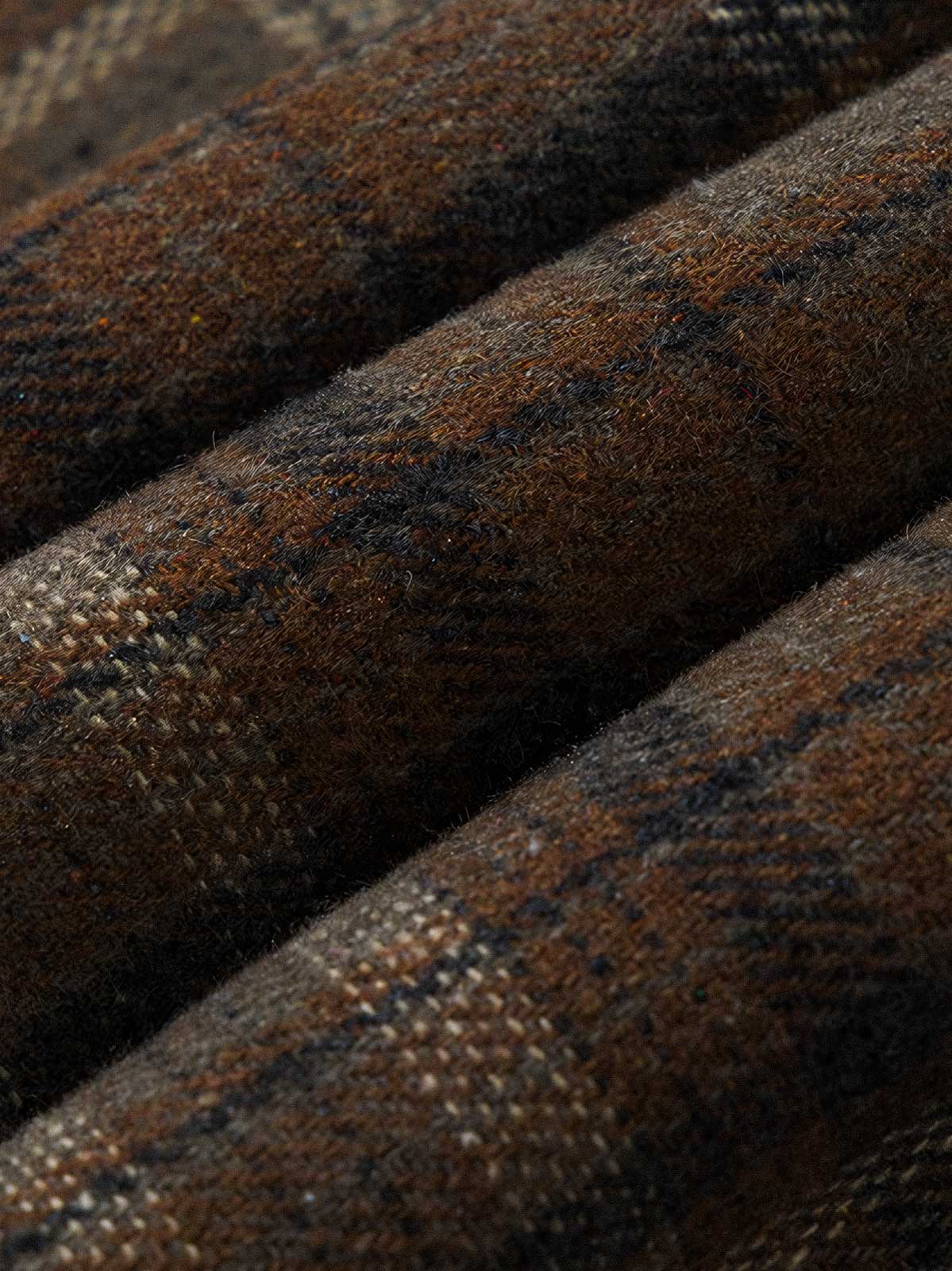 製品画像: レトロなチェック柄とフード付きデザインが特徴的な中綿ジャケットの正面全景。ウール調素材が暖かさと快適さを兼ね備えた秋冬に最適なアイテム。リラックスしたフィット感で、ワークスタイルにもぴったり。
詳細画像: フードデザインと胸元のポケットディテールが際立つチェック柄中綿ジャケット。柔らかなウール調素材が視覚的に立体感を持ちながらも、肌触りが良く、秋冬のコーディネートに最適な暖かい質感。