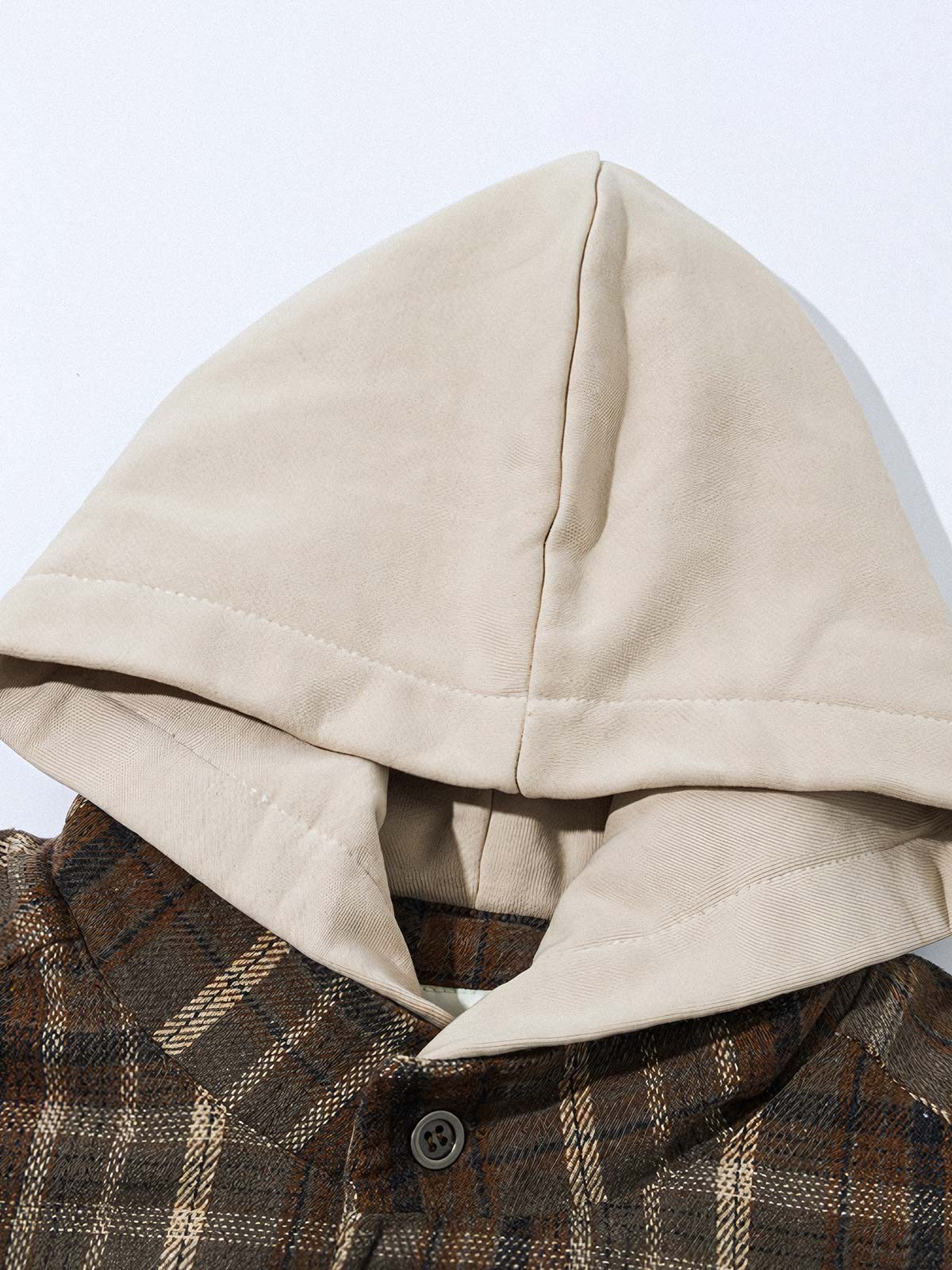 製品画像: レトロなチェック柄とフード付きデザインが特徴的な中綿ジャケットの正面全景。ウール調素材が暖かさと快適さを兼ね備えた秋冬に最適なアイテム。リラックスしたフィット感で、ワークスタイルにもぴったり。
詳細画像: フードデザインと胸元のポケットディテールが際立つチェック柄中綿ジャケット。柔らかなウール調素材が視覚的に立体感を持ちながらも、肌触りが良く、秋冬のコーディネートに最適な暖かい質感。