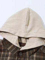 製品画像: レトロなチェック柄とフード付きデザインが特徴的な中綿ジャケットの正面全景。ウール調素材が暖かさと快適さを兼ね備えた秋冬に最適なアイテム。リラックスしたフィット感で、ワークスタイルにもぴったり。
詳細画像: フードデザインと胸元のポケットディテールが際立つチェック柄中綿ジャケット。柔らかなウール調素材が視覚的に立体感を持ちながらも、肌触りが良く、秋冬のコーディネートに最適な暖かい質感。