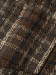 製品画像: レトロなチェック柄とフード付きデザインが特徴的な中綿ジャケットの正面全景。ウール調素材が暖かさと快適さを兼ね備えた秋冬に最適なアイテム。リラックスしたフィット感で、ワークスタイルにもぴったり。
詳細画像: フードデザインと胸元のポケットディテールが際立つチェック柄中綿ジャケット。柔らかなウール調素材が視覚的に立体感を持ちながらも、肌触りが良く、秋冬のコーディネートに最適な暖かい質感。