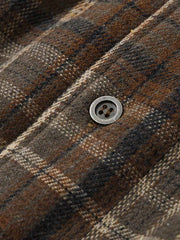 製品画像: レトロなチェック柄とフード付きデザインが特徴的な中綿ジャケットの正面全景。ウール調素材が暖かさと快適さを兼ね備えた秋冬に最適なアイテム。リラックスしたフィット感で、ワークスタイルにもぴったり。
詳細画像: フードデザインと胸元のポケットディテールが際立つチェック柄中綿ジャケット。柔らかなウール調素材が視覚的に立体感を持ちながらも、肌触りが良く、秋冬のコーディネートに最適な暖かい質感。