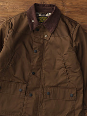 製品画像: コーデュロイカラーのコントラスト襟とオイルワックス加工が施されたハンティングジャケット。高密度梭織生地を使用し、耐久性とレトロ感を兼ね備えたデザイン。
詳細画像: チェック柄のキルティングライニングとスナップボタン付き風防襟のディテール。YKKのダブルヘッドラウンドリングジッパーと多機能ポケット配置が実用性を高めています。