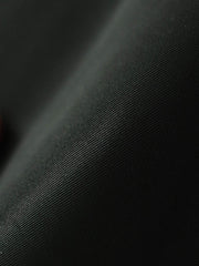 製品画像: コーデュロイカラーのコントラスト襟とオイルワックス加工が施されたハンティングジャケット。高密度梭織生地を使用し、耐久性とレトロ感を兼ね備えたデザイン。
詳細画像: チェック柄のキルティングライニングとスナップボタン付き風防襟のディテール。YKKのダブルヘッドラウンドリングジッパーと多機能ポケット配置が実用性を高めています。