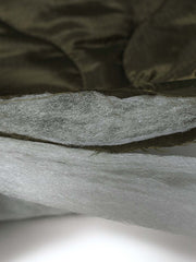 製品画像: 弧形キルティングデザインの軽量インナーダウンジャケット、ミリタリースタイルでレトロ感と現代的な機能性を兼ね備えた秋冬の必須アイテム。
詳細画像: リバーシブルデザイン(オリーブグリーンとレスキューオレンジ)、袖口のリブ編みが冷気をシャットアウト。軽量でありながら優れた保温性を提供。