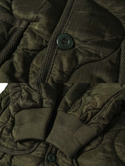 製品画像: 弧形キルティングデザインの軽量インナーダウンジャケット、ミリタリースタイルでレトロ感と現代的な機能性を兼ね備えた秋冬の必須アイテム。
詳細画像: リバーシブルデザイン(オリーブグリーンとレスキューオレンジ)、袖口のリブ編みが冷気をシャットアウト。軽量でありながら優れた保温性を提供。