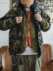 詳細画像: リバーシブルデザイン(オリーブグリーンとレスキューオレンジ)、袖口のリブ編みが冷気をシャットアウト。軽量でありながら優れた保温性を提供。
モデル画像: モデルが弧形キルティングインナーダウンジャケットを着用、ルーズフィットシルエットと防水性に優れた素材で、秋冬のレイヤードスタイルを演出。