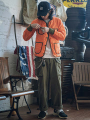 詳細画像: リバーシブルデザイン(オリーブグリーンとレスキューオレンジ)、袖口のリブ編みが冷気をシャットアウト。軽量でありながら優れた保温性を提供。
モデル画像: モデルが弧形キルティングインナーダウンジャケットを着用、ルーズフィットシルエットと防水性に優れた素材で、秋冬のレイヤードスタイルを演出。