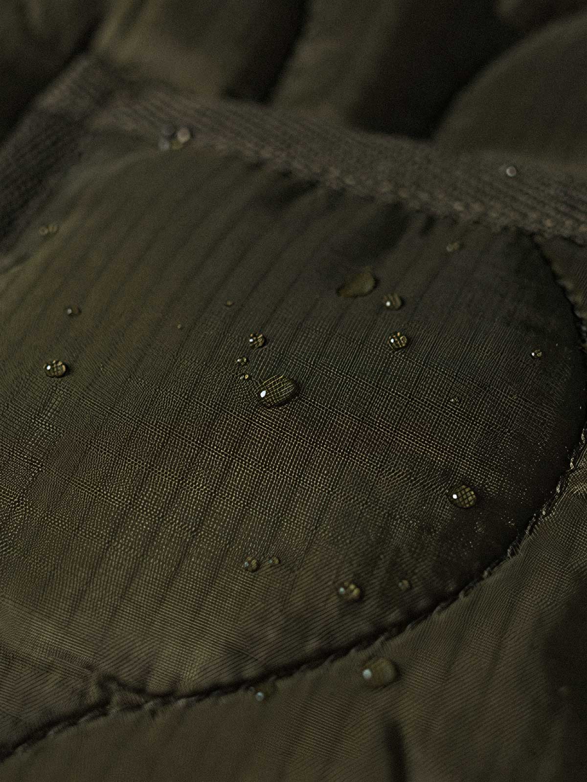 製品画像: 弧形キルティングデザインの軽量インナーダウンジャケット、ミリタリースタイルでレトロ感と現代的な機能性を兼ね備えた秋冬の必須アイテム。
詳細画像: リバーシブルデザイン(オリーブグリーンとレスキューオレンジ)、袖口のリブ編みが冷気をシャットアウト。軽量でありながら優れた保温性を提供。